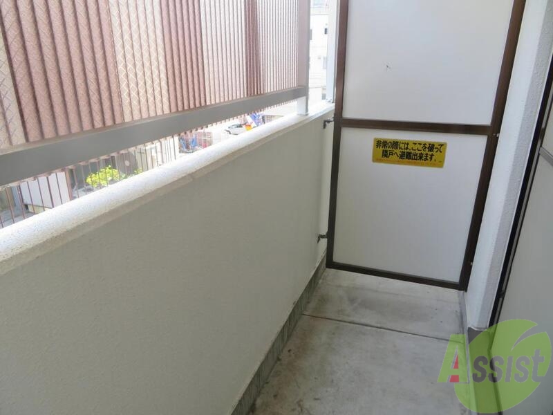 バルコニー　広めのバルコニーがついているので外に洗濯物が干せます。