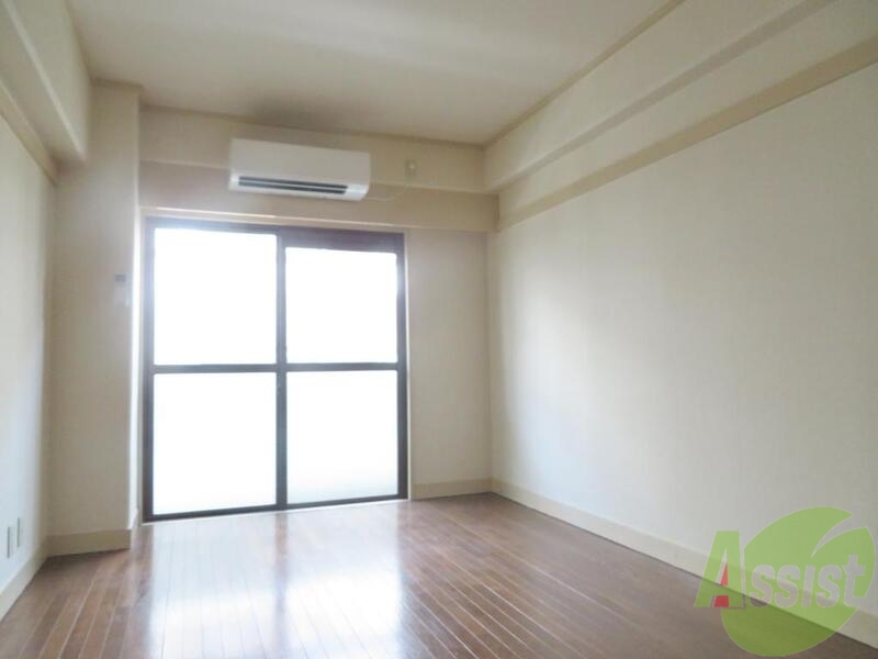 居室・リビング　７．５帖のリビングは一人暮らしにはちょうど良い広さです。