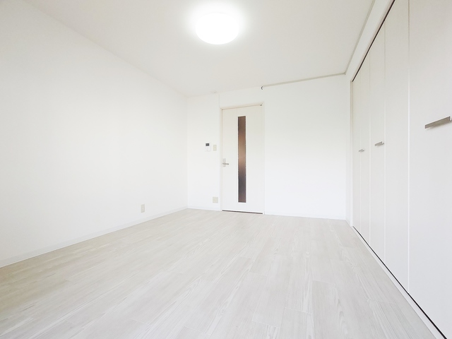 居室・リビング　ホワイトコーデされたお部屋・ＴＶモニターホン付