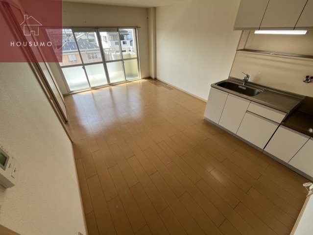 居室・リビング　こちらの居間で趣味の時間をお楽しみください