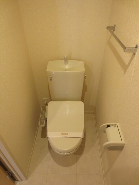トイレ　１０３　温水洗浄暖房便座トイレ