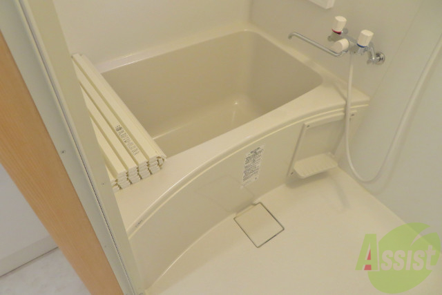 バス・シャワールーム　浴室は追焚機能、浴室乾燥機付きです。設備がたくさんありますね