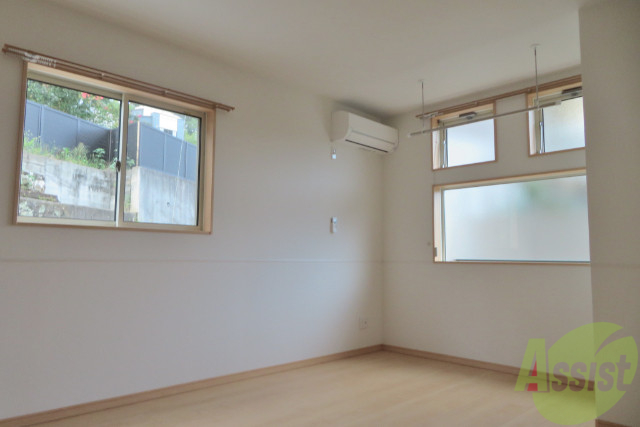 居室・リビング　リビングは８．８帖の洋室です。広々していてゆったり出来ますね