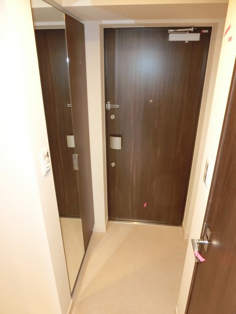 玄関　同物件別号室の写真です。