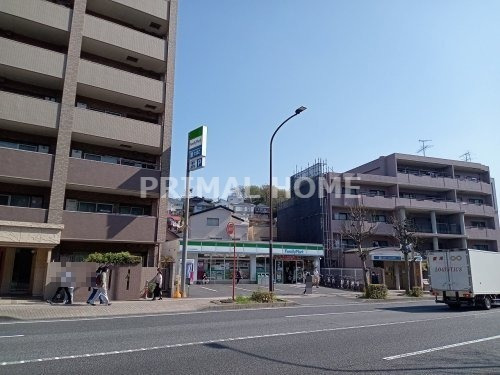 コンビニ　ファミリーマート 三ツ沢上町駅前店（コンビニ）まで209m