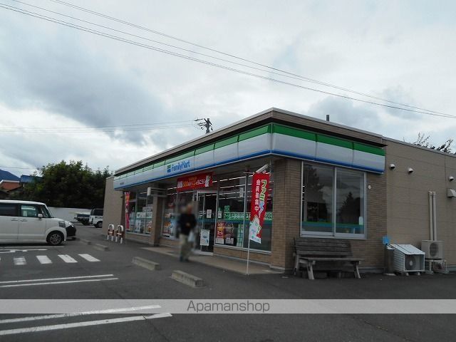 コンビニ　ファミリーマート松本波田三溝店（コンビニ）まで750m