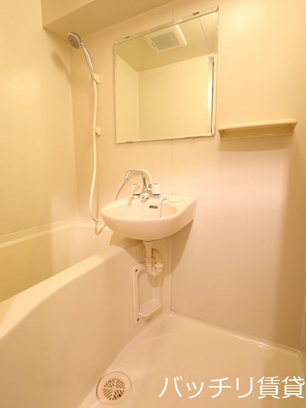 バス・シャワールーム　※同型タイプの為現状優先