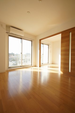 居室・リビング　落ち着いた色合いの床材を使用した居住空間です。