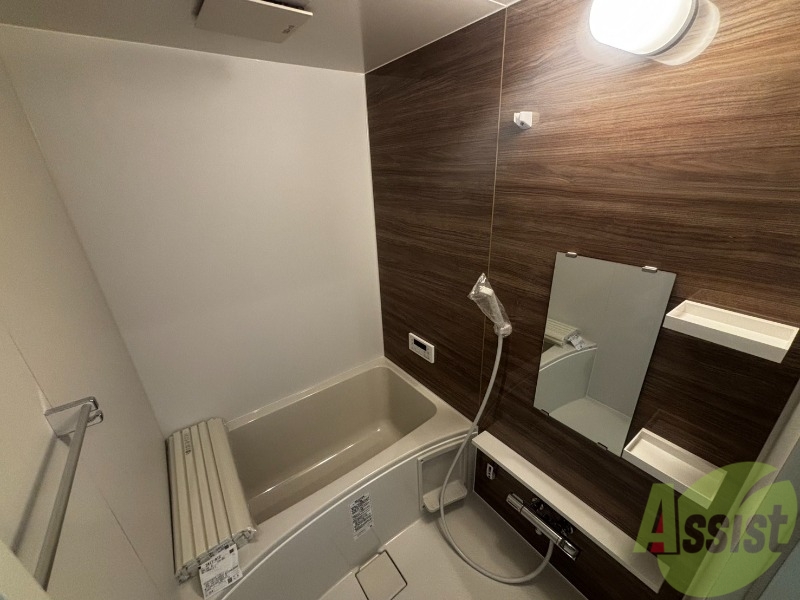 バス・シャワールーム　落ち着いたデザインの浴室。ゆったりできそうです。