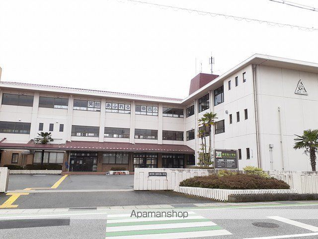 小学校　愛荘町立秦荘西小学校（小学校）まで600m
