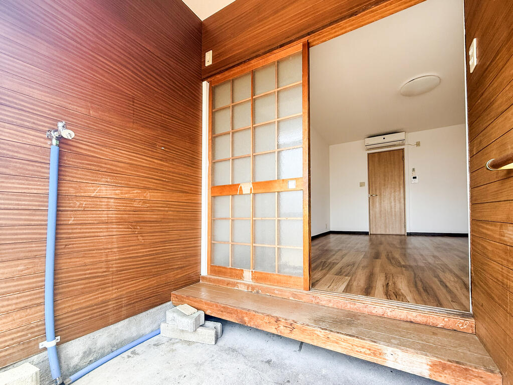 八尾市竹淵西貸家の玄関写真