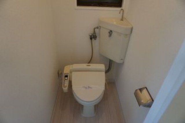 トイレ　温水洗浄便座付きのトイレです。