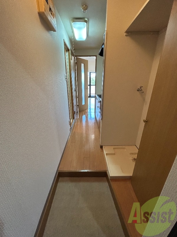 玄関　玄関から撮影しました。明るい印象ですね。