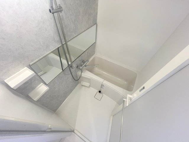バス・シャワールーム　広めのお風呂は一日の疲れを癒してくれます。