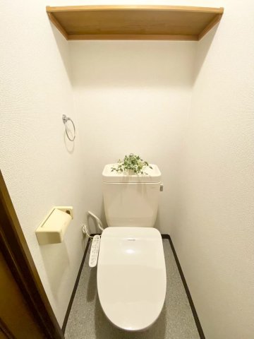 トイレ　落ち着いた色調のトイレです