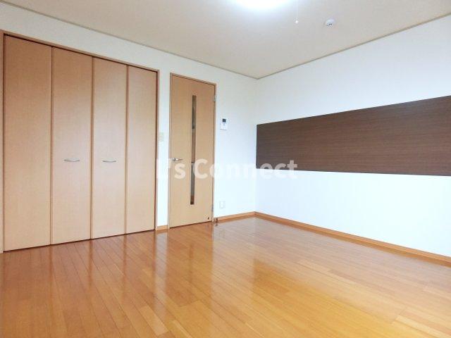 居室・リビング　８帖の洋室です。アクセントクロス仕様。