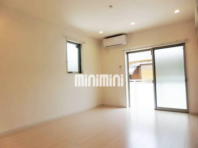 居室・リビング　小窓があり明るいお部屋です。