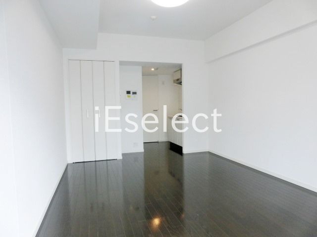居室・リビング　落ち着いた色合いのお部屋です。日当りも良く明るいですよ。