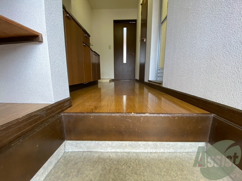 玄関　こちらが玄関です。玄関口が広く、荷物の持ち運びも安心です。