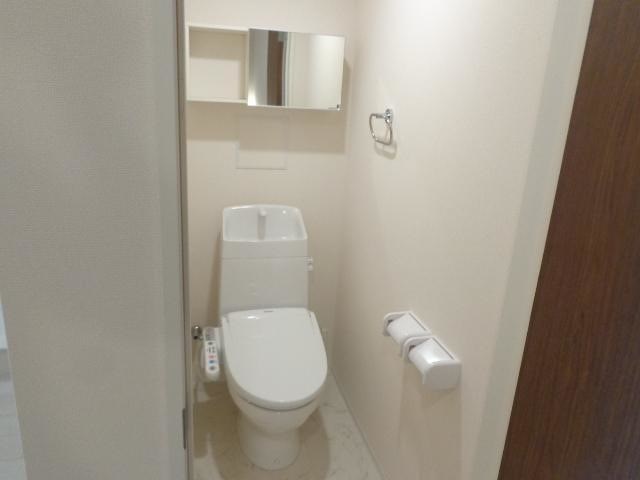 トイレ　同建物別室の写真です。