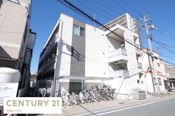 建物外観　鉄骨造3階建の1階部分です♪