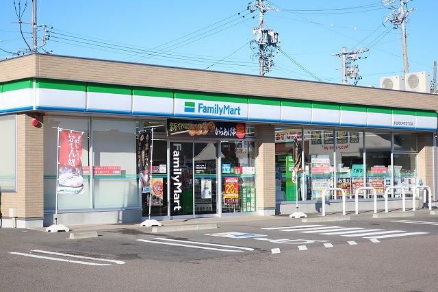 コンビニ　ファミリーマート（コンビニ）まで210m