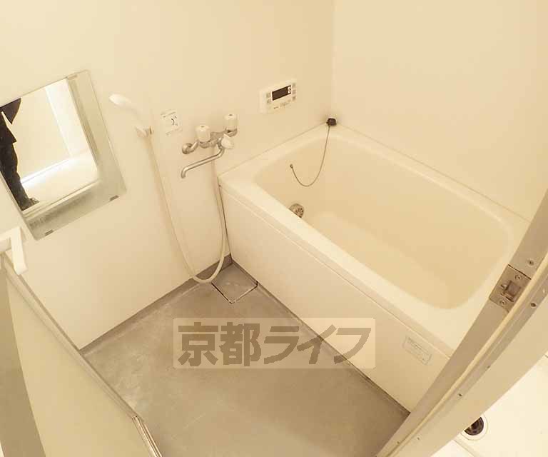 バス・シャワールーム　清潔感のある浴室です。