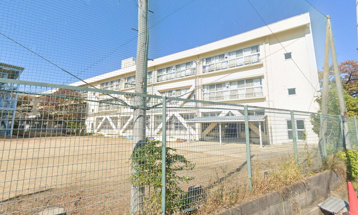 小学校　羽曳野市立高鷲南小学校（小学校）まで148m