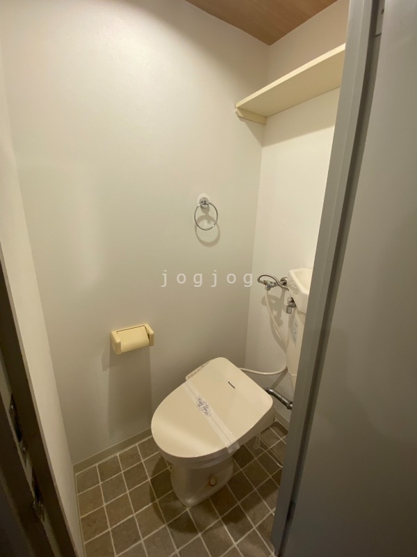 トイレ　嬉しい温水洗浄便座付きのトイレです。