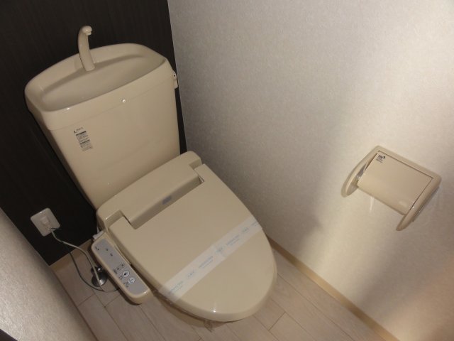 トイレ　落ち着いた色調のトイレです