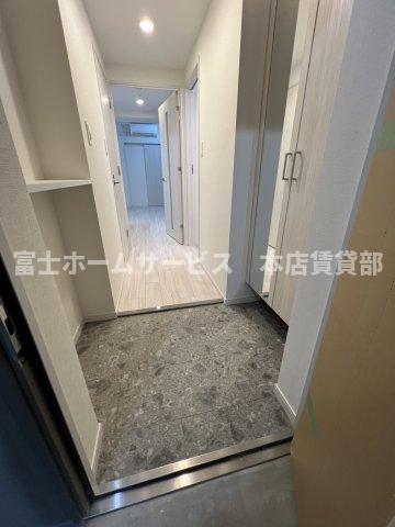 玄関　同じタイプの反転のお部屋です。