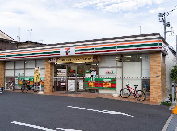 コンビニ　セブンイレブン東京高校前店（コンビニ）まで321m
