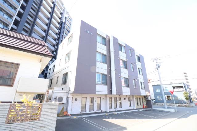 建物外観　鉄筋４階建て♪