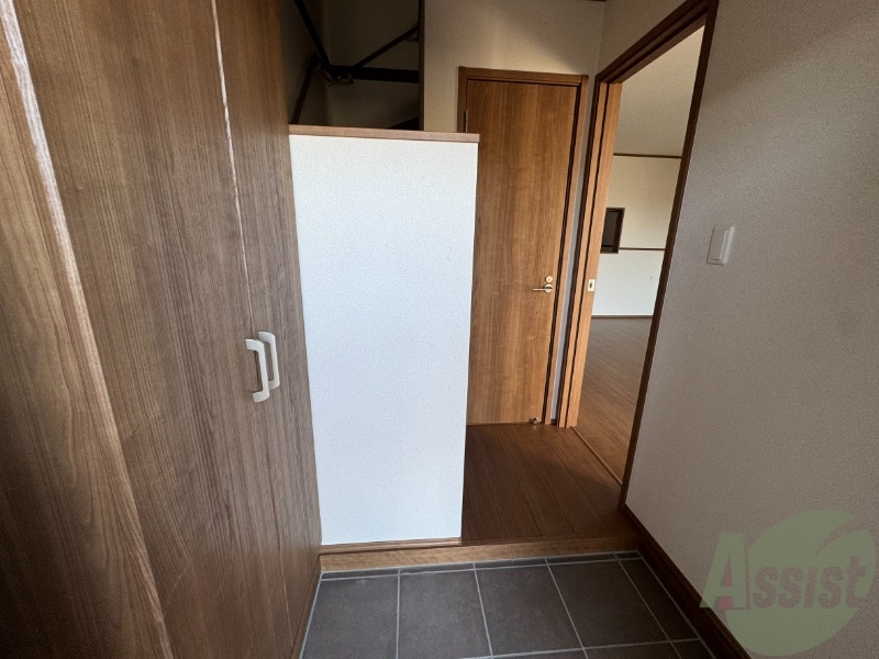 玄関　玄関から撮影しました。明るい印象ですね。