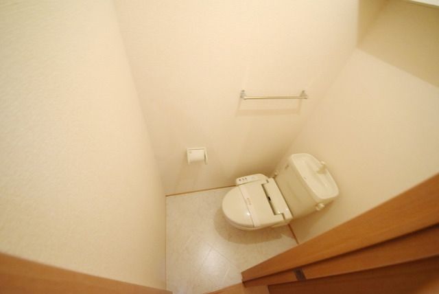 トイレ　白を基調とした清潔感のあるトイレです