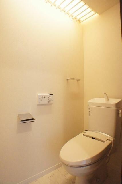 西武池袋線 小手指駅 徒歩14分 2階建 築13年のトイレ写真