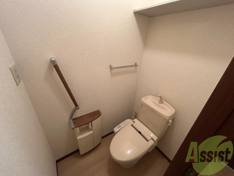 トイレ　トイレはウォシュレット機能付きです。安心して使用できますね。
