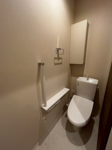 トイレ　手すり付きでつまづき防止/温水洗浄便座付き