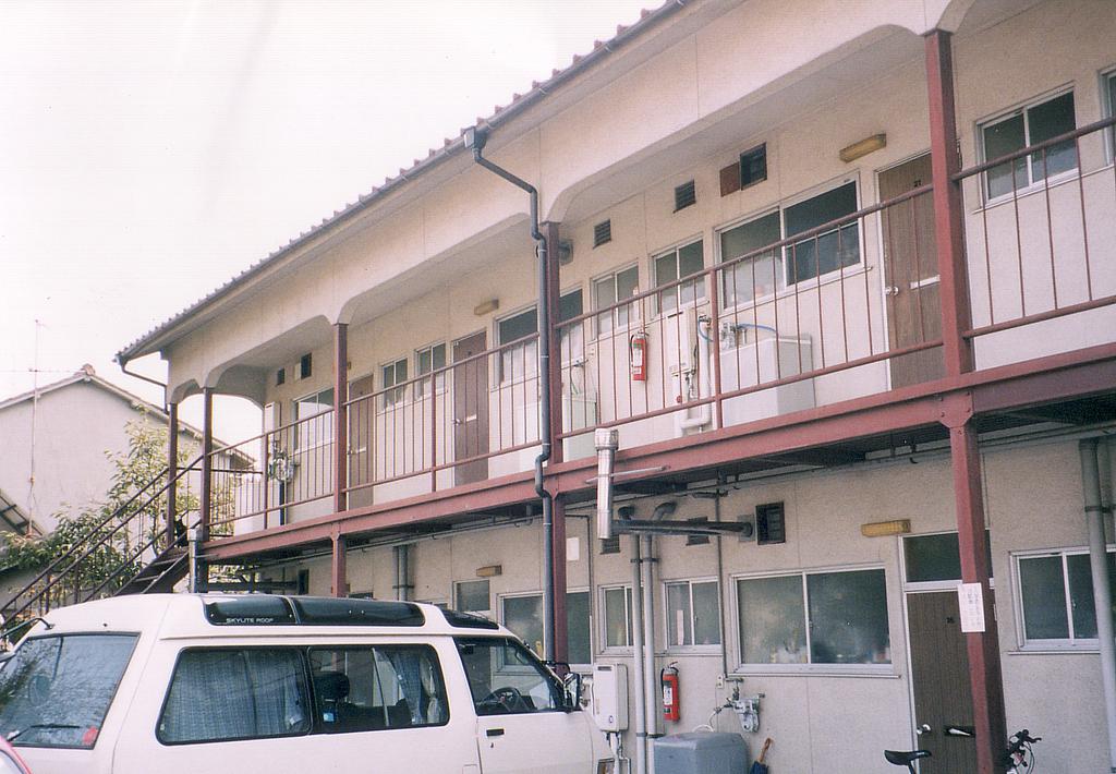 岡山市南区福富東のアパートの建物外観