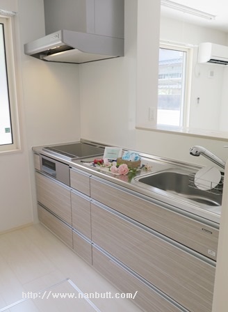 キッチン　人気のカウンターシステムキッチン／窓付き