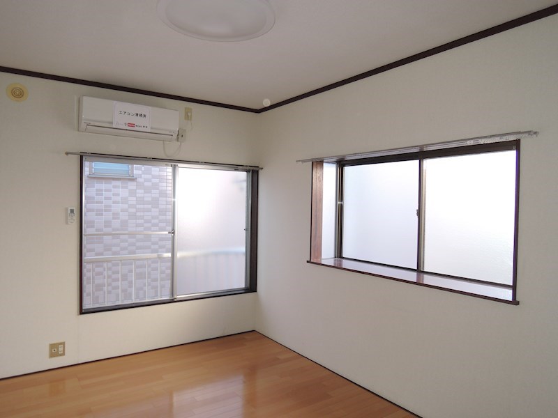 居室・リビング　二面採光の明るい洋室