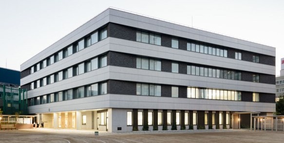 中学校　練馬区立豊玉第二中学校（中学校）まで445m