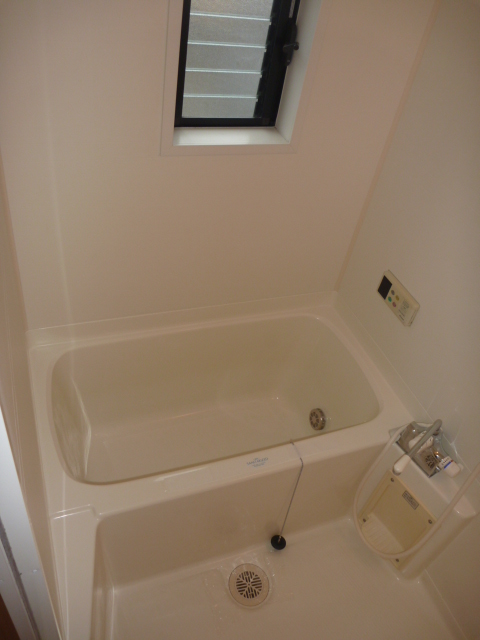 バス・シャワールーム　小窓付き浴室