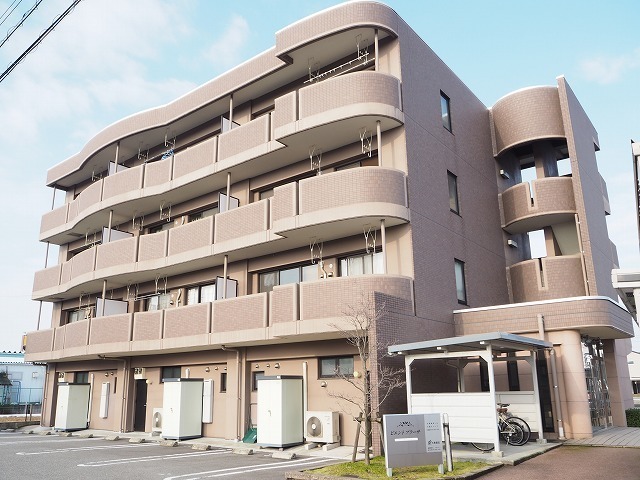富山市秋吉のマンションの建物外観
