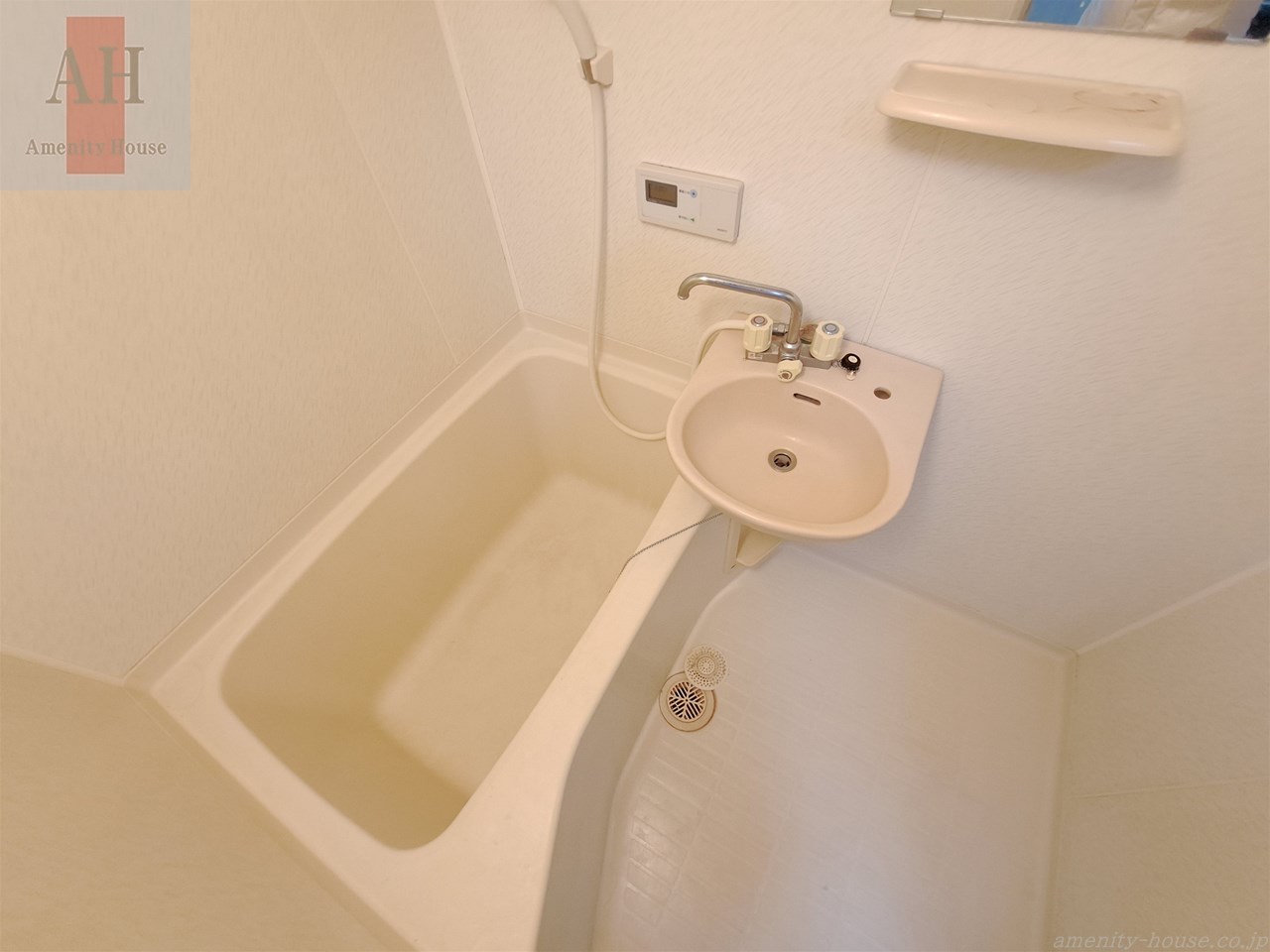 バス・シャワールーム　●洗面台と一体型のバスルーム！