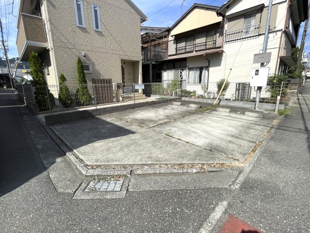駐車場　駐車場があるので、車を買う予定の方も安心です