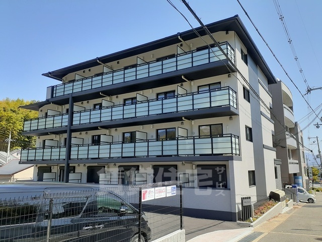 京都市西京区樫原盆山のマンションの建物外観