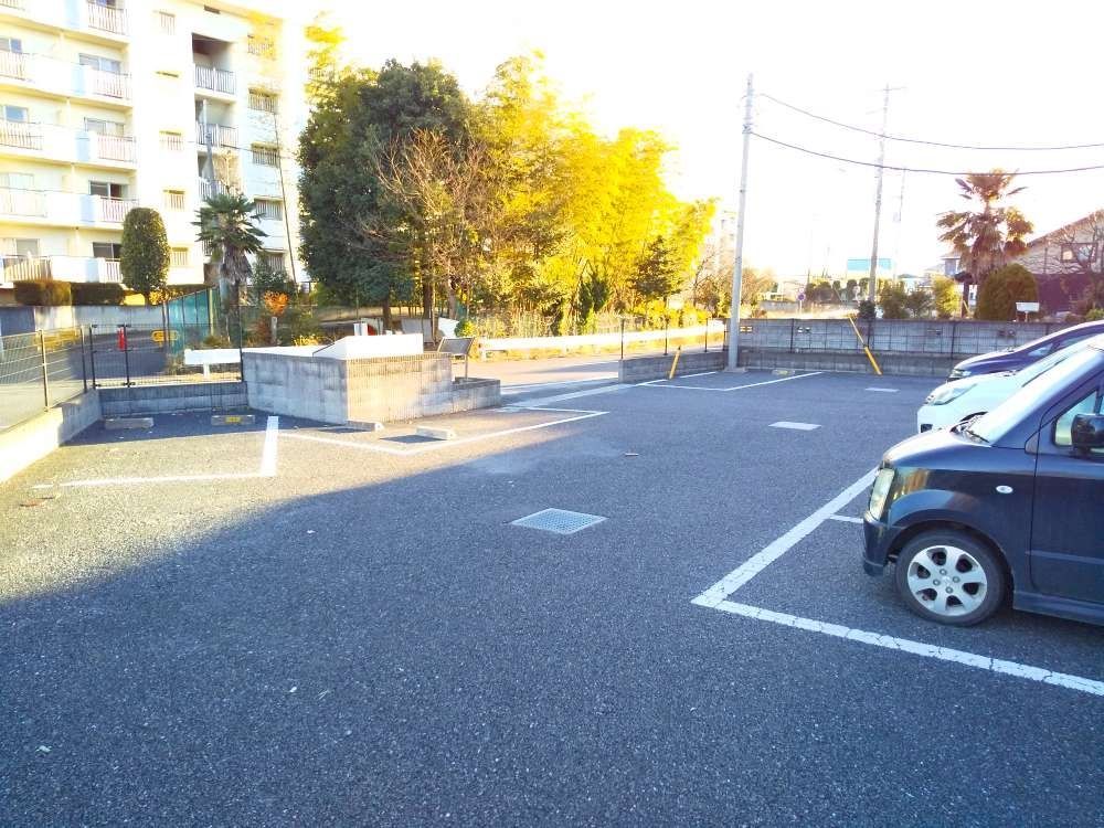 【東松山市松山町のアパートの駐車場】