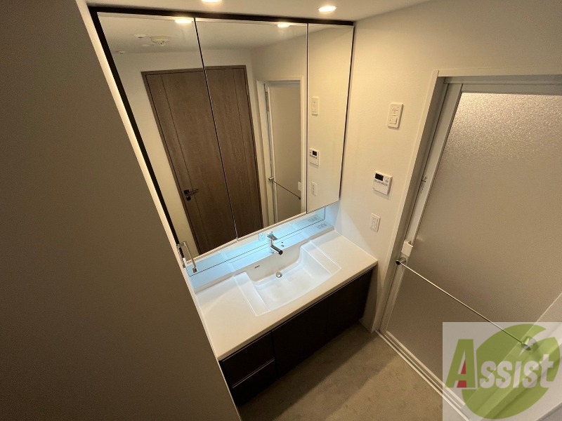 洗面設備　お洒落な独立洗面化粧台になっておりました！