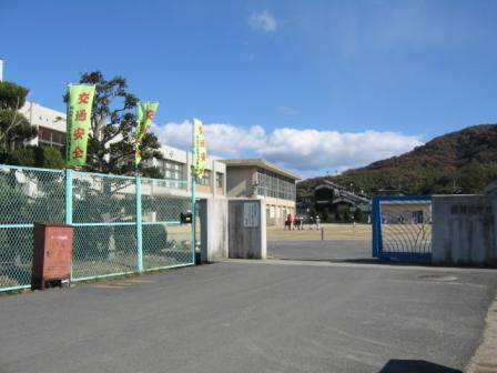 【岡山市南区彦崎のアパートの小学校】